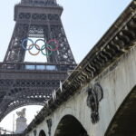 Vista de la torre Eiffel con los anillos olímpicos en París, Francia, 07 de junio de 2024.