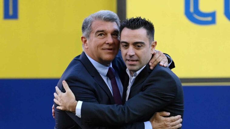 Laporta y Xavi se abrazan el día de la presentación del técnico de Terrassa como entrenador del Barça