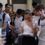 Alumnos se preparan para entrar a un examen de selectividad en el Campus Ciutadella de la UPF, en Barcelona