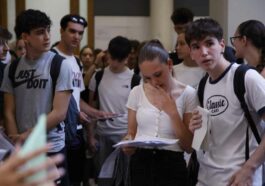 Alumnos se preparan para entrar a un examen de selectividad en el Campus Ciutadella de la UPF, en Barcelona