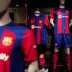 La camiseta principal del Barça, con el logo de Nike, en una de las tiendas oficiales