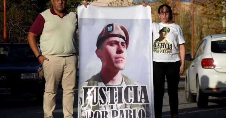 Un año del crimen del soldado en Zapala: nutrido acto con emotivos recuerdos y duras críticas al juez