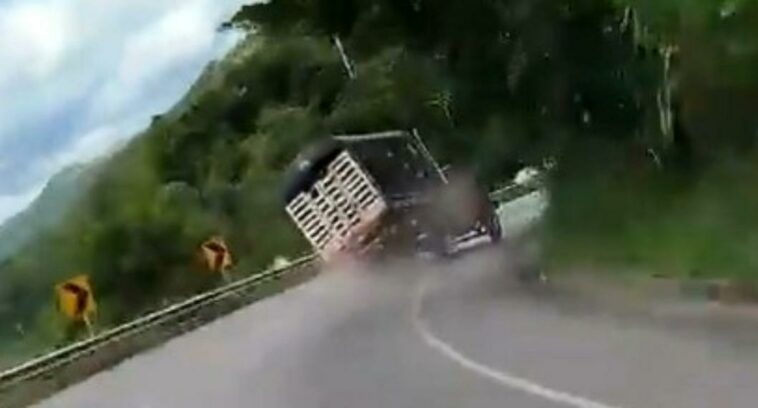 [Video] Grave accidente de camión que se quedó sin frenos y terminó volcado en plena curva