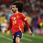 Marc Cucurella controla el balón en el España-Francia de la Eurocopa 2024