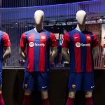 Las camisetas del Barça de la temporada 2023-24 en una de las tiendas oficiales