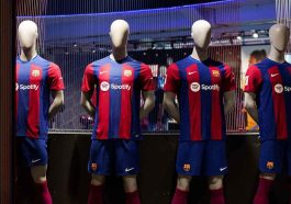 Las camisetas del Barça de la temporada 2023-24 en una de las tiendas oficiales
