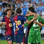 El portero español del Barcelona, ​​Ander Astralaga, celebra con sus compañeros la victoria de su equipo tras la tanda de penaltis en el partido entre el FC Barcelona y el Manchester City.