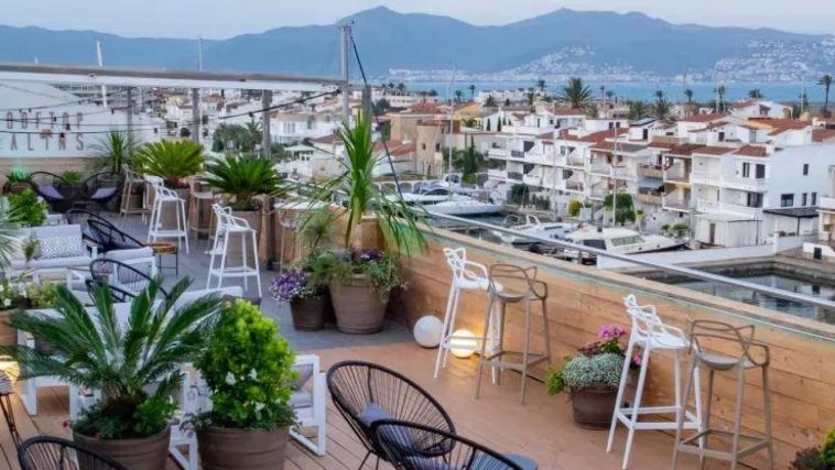 Este es el mejor ‘rooftop’ con vistas a la Bahía de Rosas: tiene uno de los mejores atardeceres de la Costa Brava