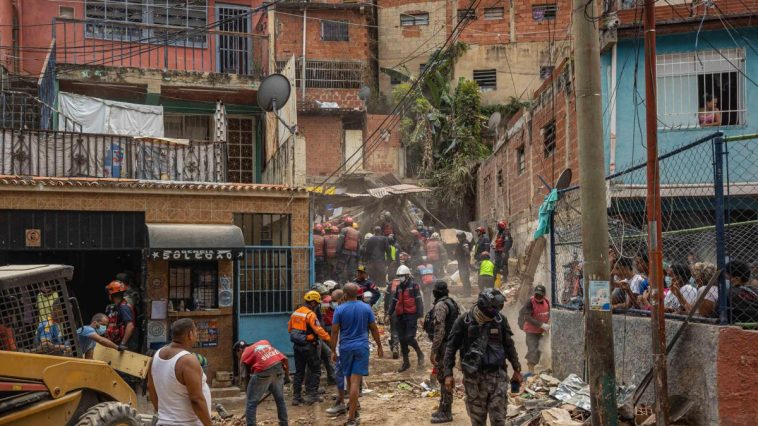 Al menos ocho muertos y 22 heridos dejó explosión y colapso de un edificio en favela de Venezuela