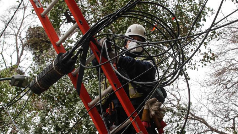 Cortes de luz: La Moneda inicia proceso de caducidad de concesión de Enel y expertos detallan los pasos a seguir