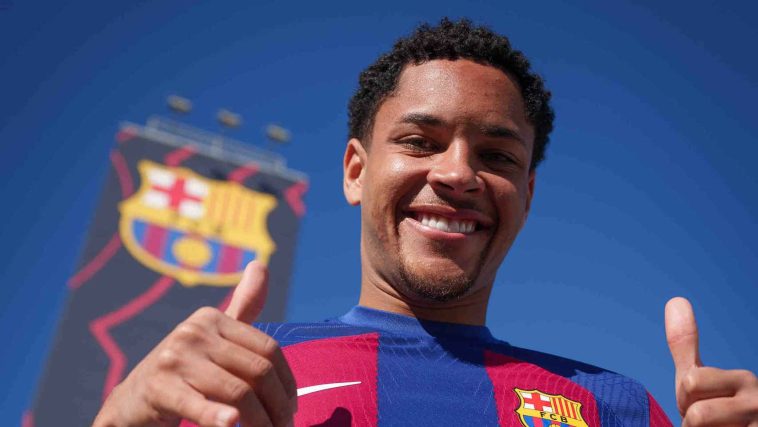 Vitor Roque, con la camiseta del Barça, en las instalaciones de la Ciutat Esportiva