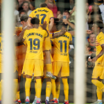 Los jugadores del Barça celebran efusivamente el gol de Lewandowski contra el Valencia