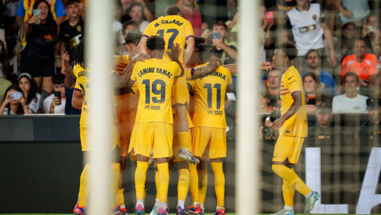 Los jugadores del Barça celebran efusivamente el gol de Lewandowski contra el Valencia