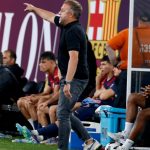 Hansi Flick da instrucciones a los jugadores del Barça ante el Real Madrid