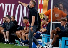 Hansi Flick da instrucciones a los jugadores del Barça ante el Real Madrid