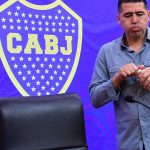 Riquelme siendo Román, incluso en un móvil de televisión