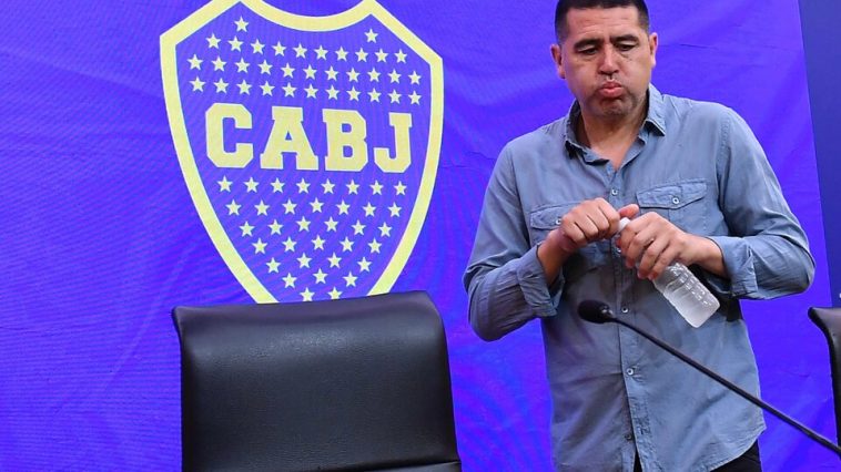 Riquelme siendo Román, incluso en un móvil de televisión