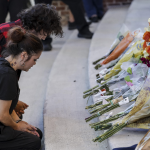 La gente se reúne frente a un monumento durante una vigilia por las víctimas de un tiroteo en una escuela que tuvo lugar en la escuela secundaria Apalachee en Winder, Georgia, EE. UU. (Foto Prensa Libre: EFE/EPA/ERIK S. MENOR)