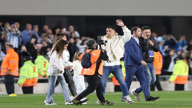 Ídolo da Argentina, Di María é homenageado antes de jogo contra o Chile