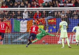 Iñaki Peña no detiene el penalti de Budimir en el Osasuna-Barça