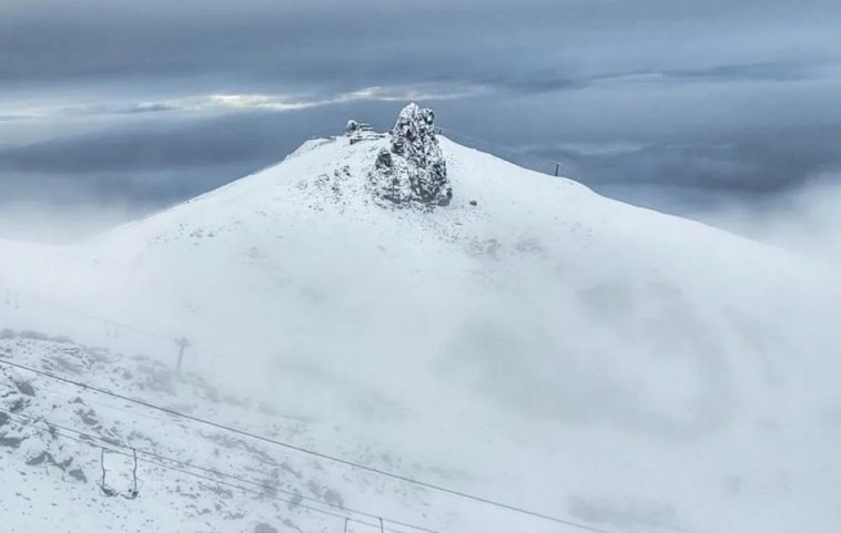 Una japonesa subió el cerro Catedral para practicar esquí de travesía, aunque estaba cerrado y se descompensó