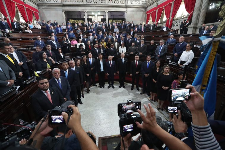 Los 13 magistrados electos fueron juramentados en el Congreso de la República. (Foto Prensa Libre: Érick Ávila)