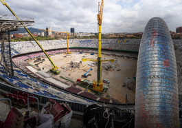 El Camp Nou en obras, junto a la Mirador Glòries