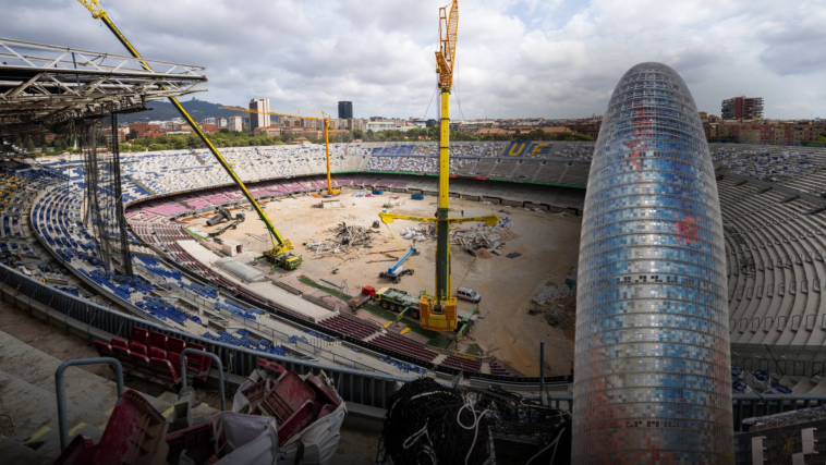 El Camp Nou en obras, junto a la Mirador Glòries