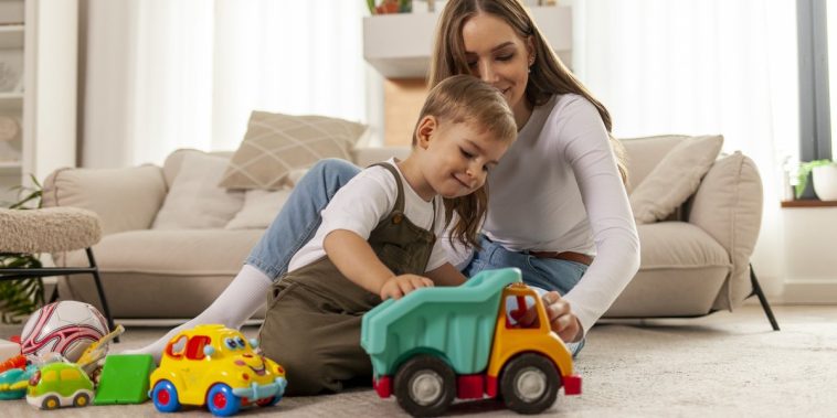 Forma de brincar com pais impacta como filhos tratarão seus coleguinhas