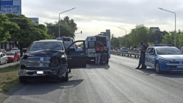 Fuerte choque con heridos sobre la ex-Ruta 22 en Neuquén: hay cuatro trasladados al hospital