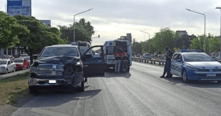 Fuerte choque con heridos sobre la ex-Ruta 22 en Neuquén: hay cuatro trasladados al hospital