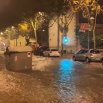 Las lluvias torrenciales arrastran un contenedor de basura en Badalona