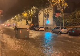 Las lluvias torrenciales arrastran un contenedor de basura en Badalona