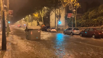 Las lluvias torrenciales arrastran un contenedor de basura en Badalona