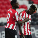 Iñaki Williams junto a su hermano Nico, en un partido con el Athletic Club