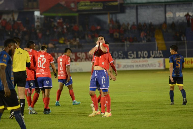 Xelajú M.C. golea a los gallos de Zacapa, que continúan sin ganar en el Torneo Apertura 2024