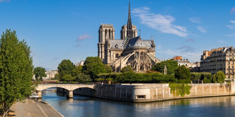 A volta triunfal da catedral de Notre-Dame após o incêndio de 2019