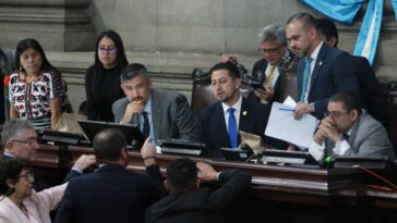 Diputados del Congreso de la República previo a la aprobación del presupuesto 2025. (Foto Prensa Libre: Carlos Ochoa)