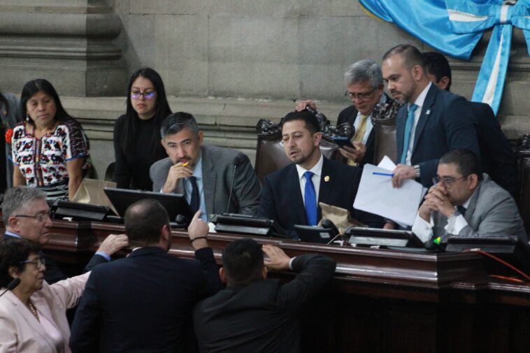 Diputados del Congreso de la República previo a la aprobación del presupuesto 2025. (Foto Prensa Libre: Carlos Ochoa)