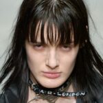 Na imagem com cor, foto do desfile da marca Vivienne Westwood - metrópoles