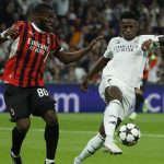 Vinicius controla el balón ante la marca de Yunus Musah