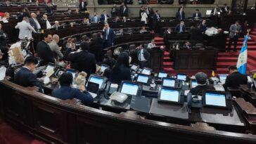 Los diputados aprobaron el presupuesto del Organismo Legislativo, pero se recetaron un aumento salarial. (Foto Prensa Libre: Óscar Vásquez Mijangos)