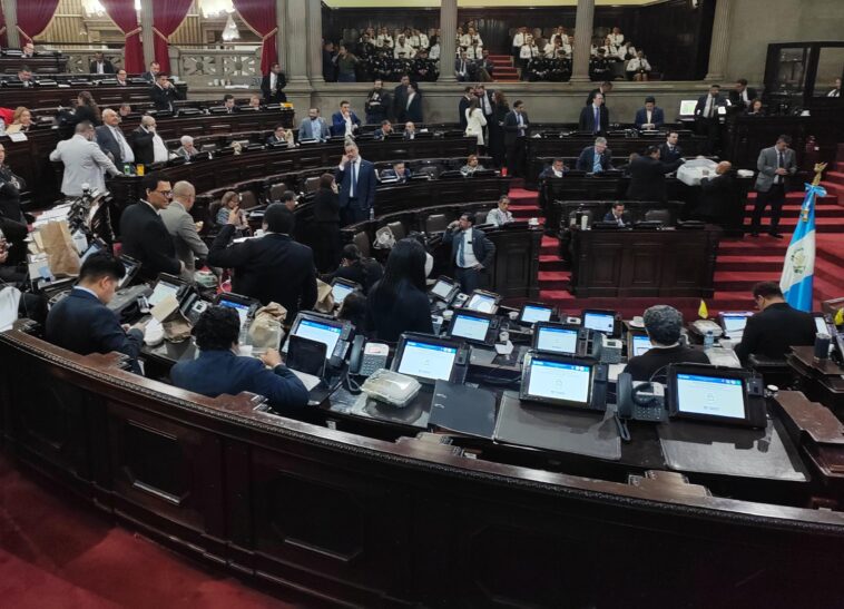 Los diputados aprobaron el presupuesto del Organismo Legislativo, pero se recetaron un aumento salarial. (Foto Prensa Libre: Óscar Vásquez Mijangos)