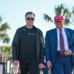 El presidente electo de Estados Unidos, Donald Trump, saluda a Elon Musk a su llegada a Brownsville, Texas, para asistir al lanzamiento del sexto vuelo de prueba del cohete SpaceX Starship, el 19 de noviembre de 2024. (Foto Prensa Libre: AFP)