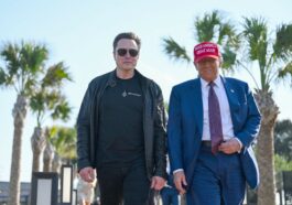 El presidente electo de Estados Unidos, Donald Trump, saluda a Elon Musk a su llegada a Brownsville, Texas, para asistir al lanzamiento del sexto vuelo de prueba del cohete SpaceX Starship, el 19 de noviembre de 2024. (Foto Prensa Libre: AFP)