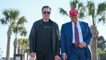 El presidente electo de Estados Unidos, Donald Trump, saluda a Elon Musk a su llegada a Brownsville, Texas, para asistir al lanzamiento del sexto vuelo de prueba del cohete SpaceX Starship, el 19 de noviembre de 2024. (Foto Prensa Libre: AFP)