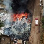 Incendio consume recicladora en Bárcenas y moviliza varias unidades de bomberos