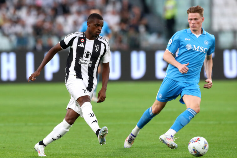 TURIN, ITALY - SEPTEMBER 21: Pierre Kalulu of Juventus passes the ball under pressure from Scott McTominay of Napoli during the Serie A match between Juventus and Napoli at Allianz Stadium on September 21, 2024 in Turin, Italy. (Photo by Marco Luzzani/Getty Images)