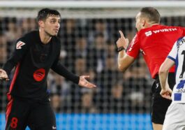 Pedri protesta una acción al árbitro Cuadra Fernández durante el Real Sociedad-Barça