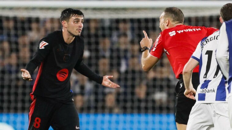 Pedri protesta una acción al árbitro Cuadra Fernández durante el Real Sociedad-Barça